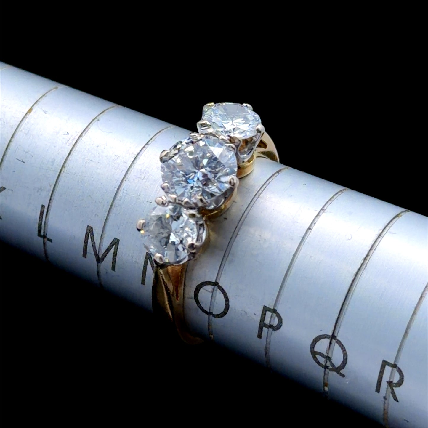 Stunning 18K Yellow Gold Diamond 3 Stone Trilogy Ring Appx 2 Cts Total