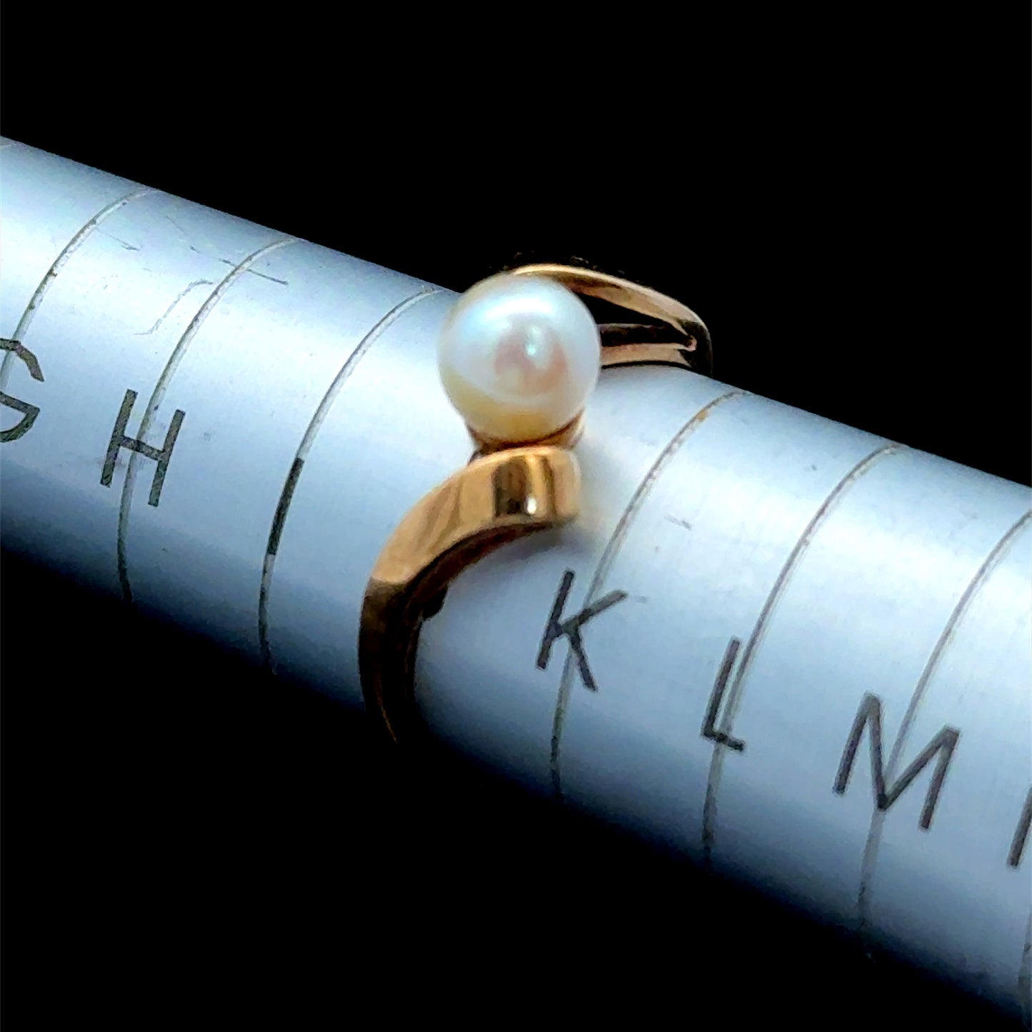 9K Gold Round Pearl solitair Ring Size J Can Be Sized