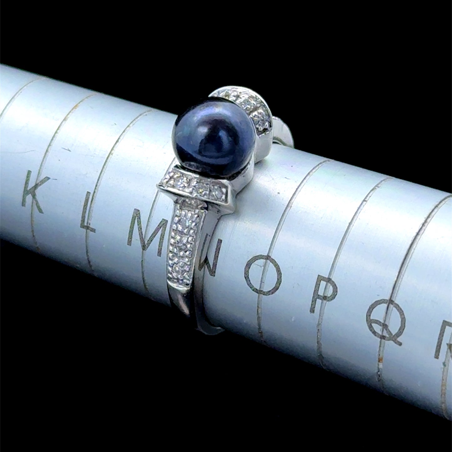 14K.White Gold Ring with Black Pearl & Dimonds Size N