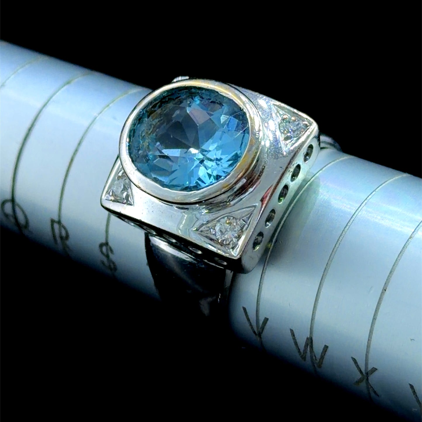 Lovely 18k White Gold Aqua & Diamond Ring Aqua Appx 4 Cts Diamonds Appx 0.4 Cts