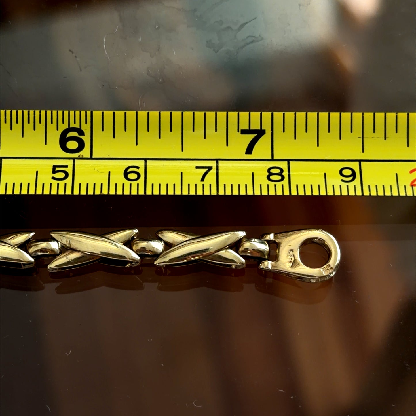 Pretty 9k Yellow Gold Kiss Link Bracelet 7” Long
