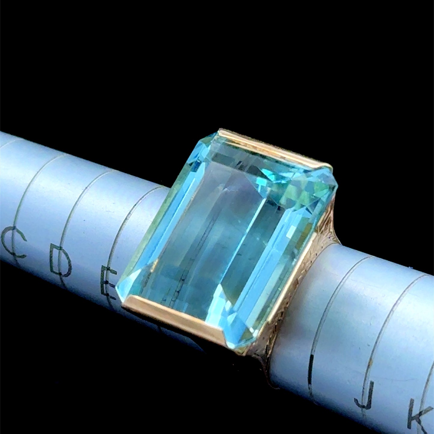 Lovely 18K Yellow Gold Large Aquamarine Ring Set East West Appx 15 Cts