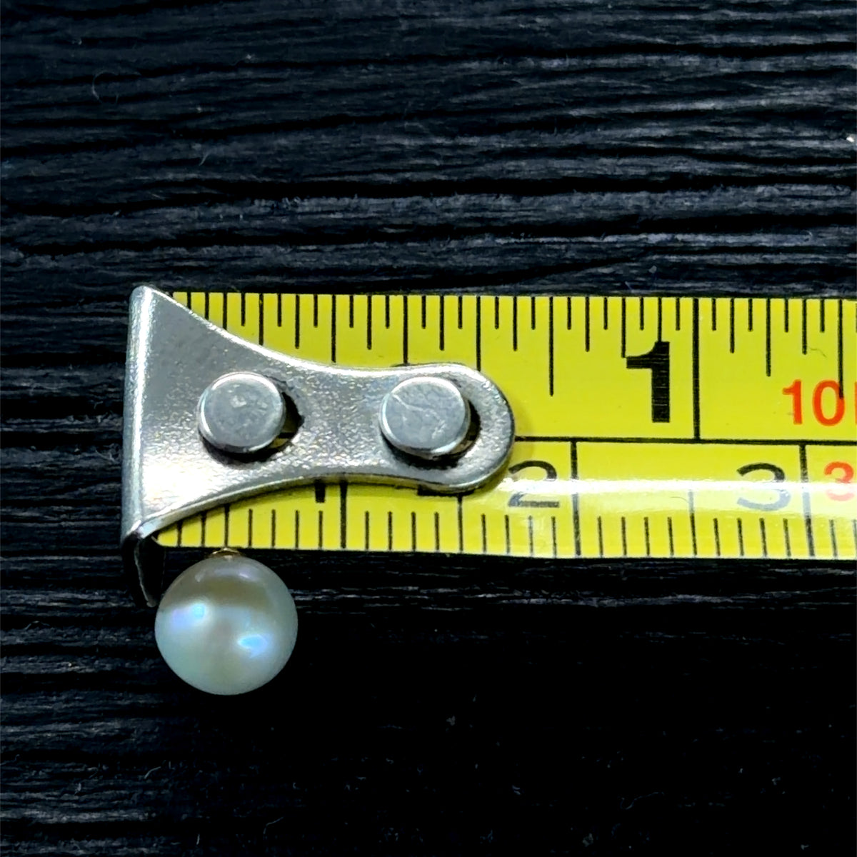Pretty Classic White Pearl Stud Earrings Mounted On 9k Yellow Gold Fittings