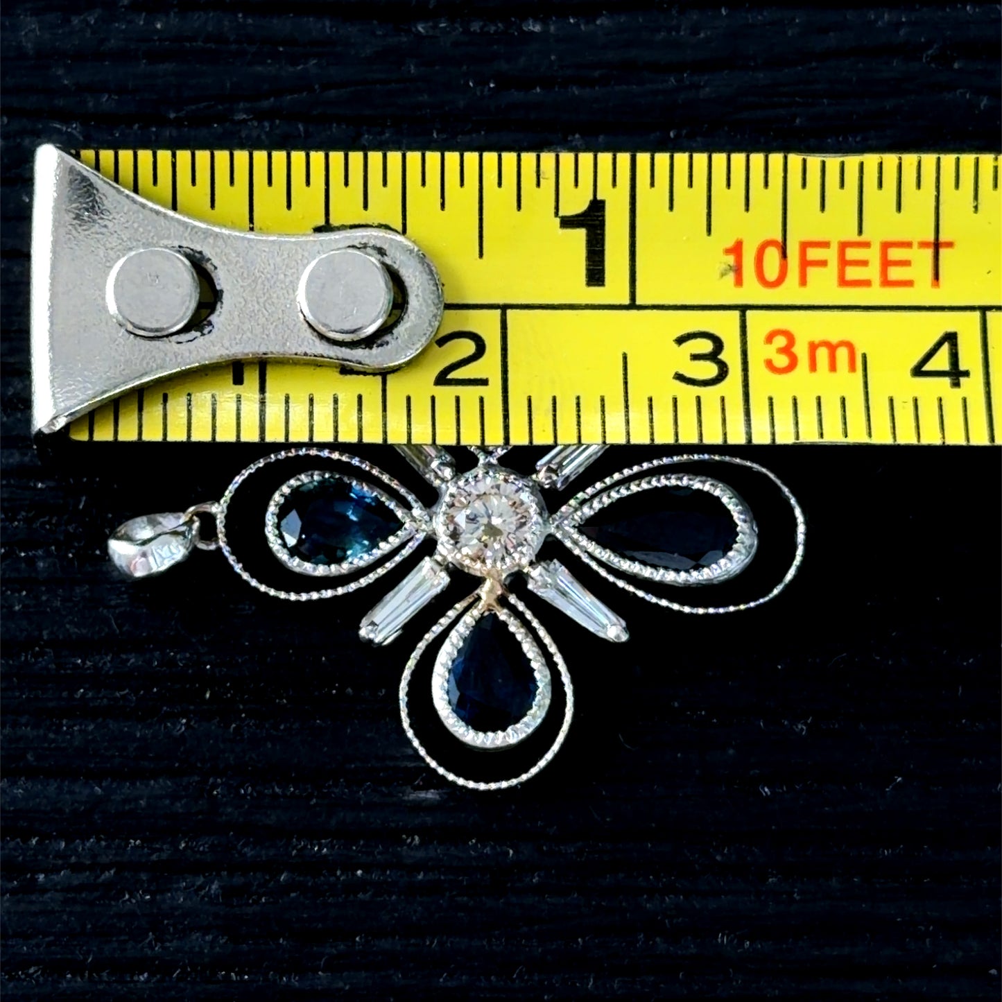 Very Pretty 18k White Gold Sapphire & Diamond Flower Pendant Having 0.5 Cts Diamonds & 2.5 Cts Of Sapphires