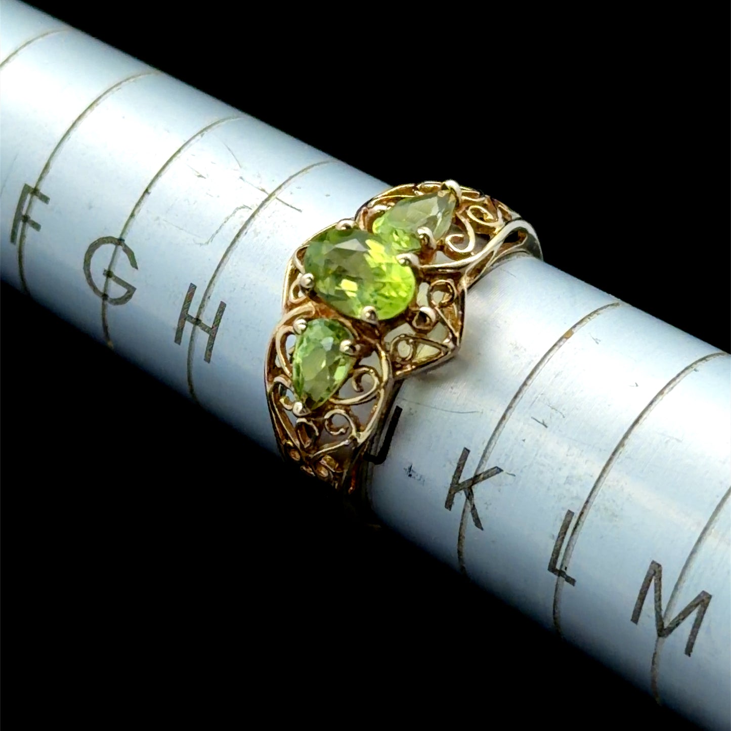 9k Yellow Gold Peridot Trilogy In A Fretted Mount