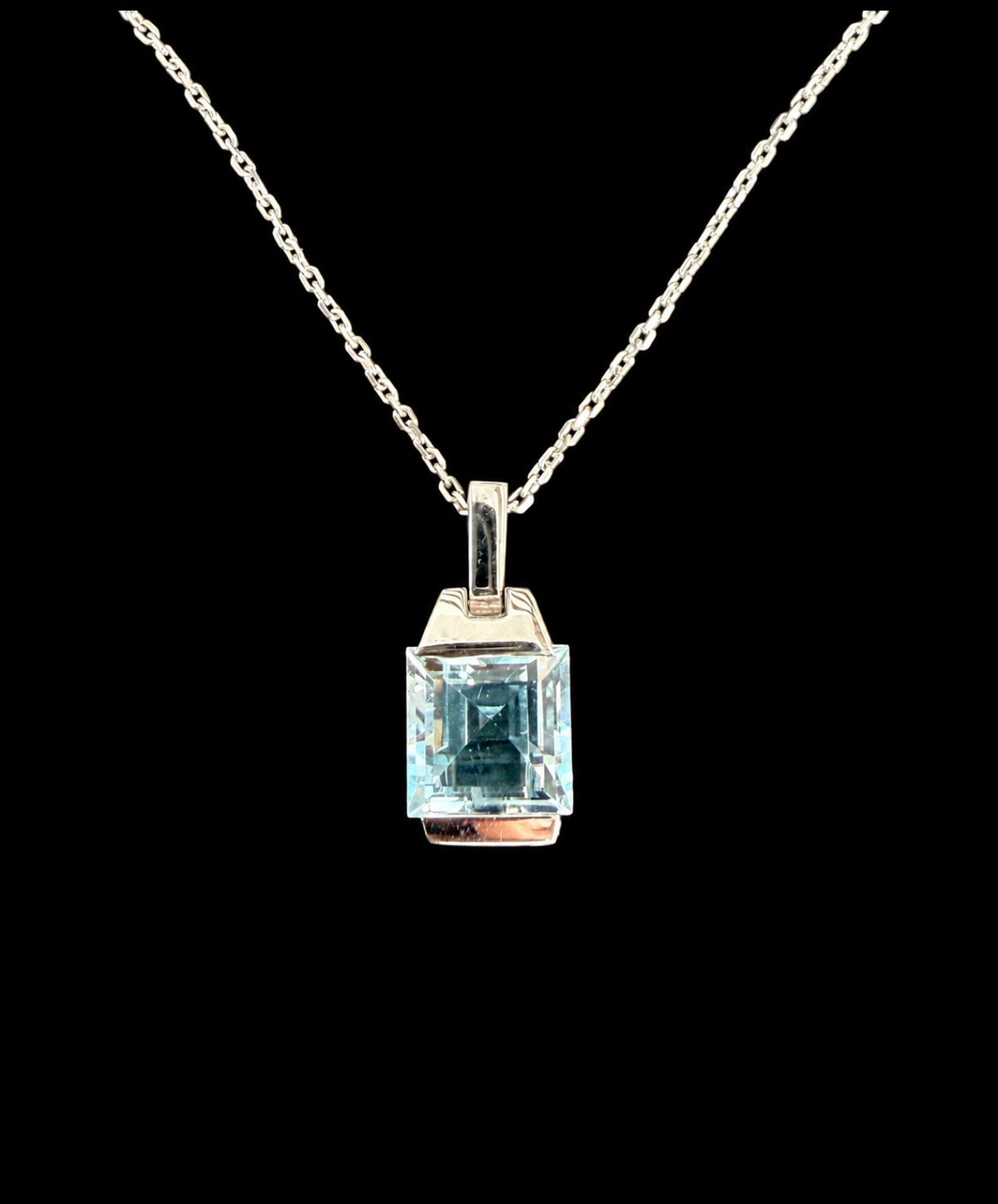 Very Pretty 9k White Gold Square Cut Aqua Pendant & Chain