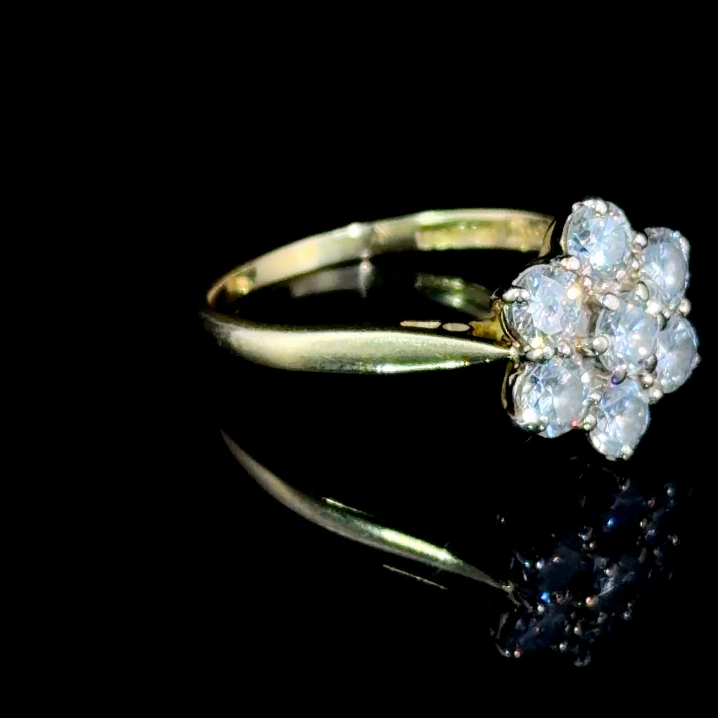 Lovely 18k Yellow Gold Diamond Daisy Ring Appx 0.9 Cts