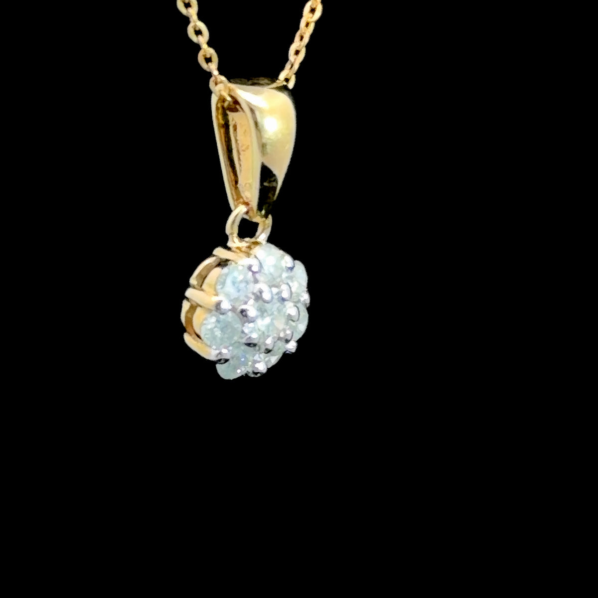 Pretty 9k Yellow Gold Diamond Daisy Pendant & Chain 18 Inches Long