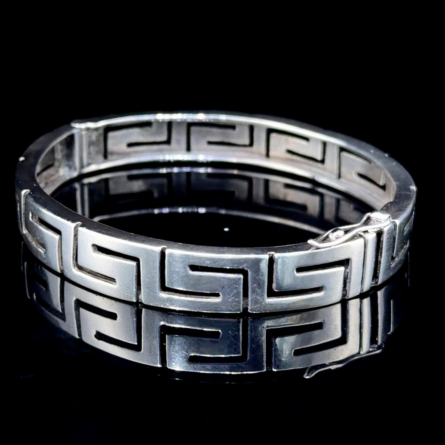 A Lovely Vintage Bangle Having A Greek Key Pattern