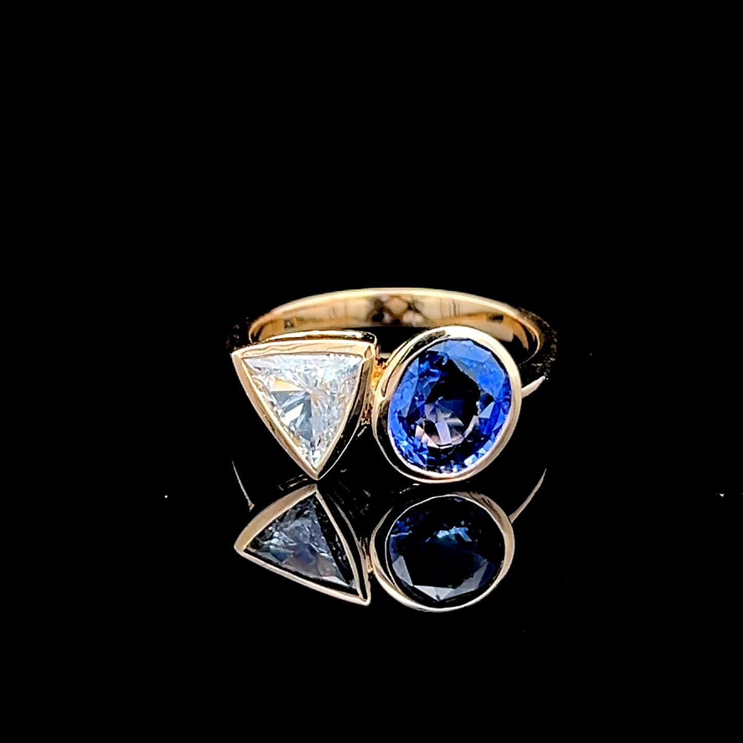 18K Yellow Gold 2 Stone Sapphire & Diamond Ring APPX: D: 0.77CTS  S: 1.61CTS
