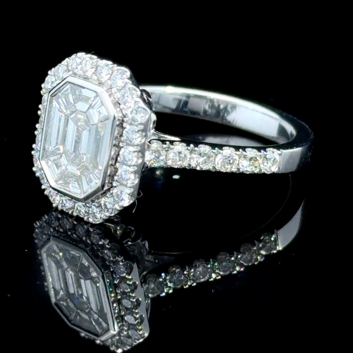 Stunning 18k White Gold Illusion Set Diamond Ring Diamonds To The Halo and Shoulders 1.5Cts (Looks Like 3Cts) RRP £7k