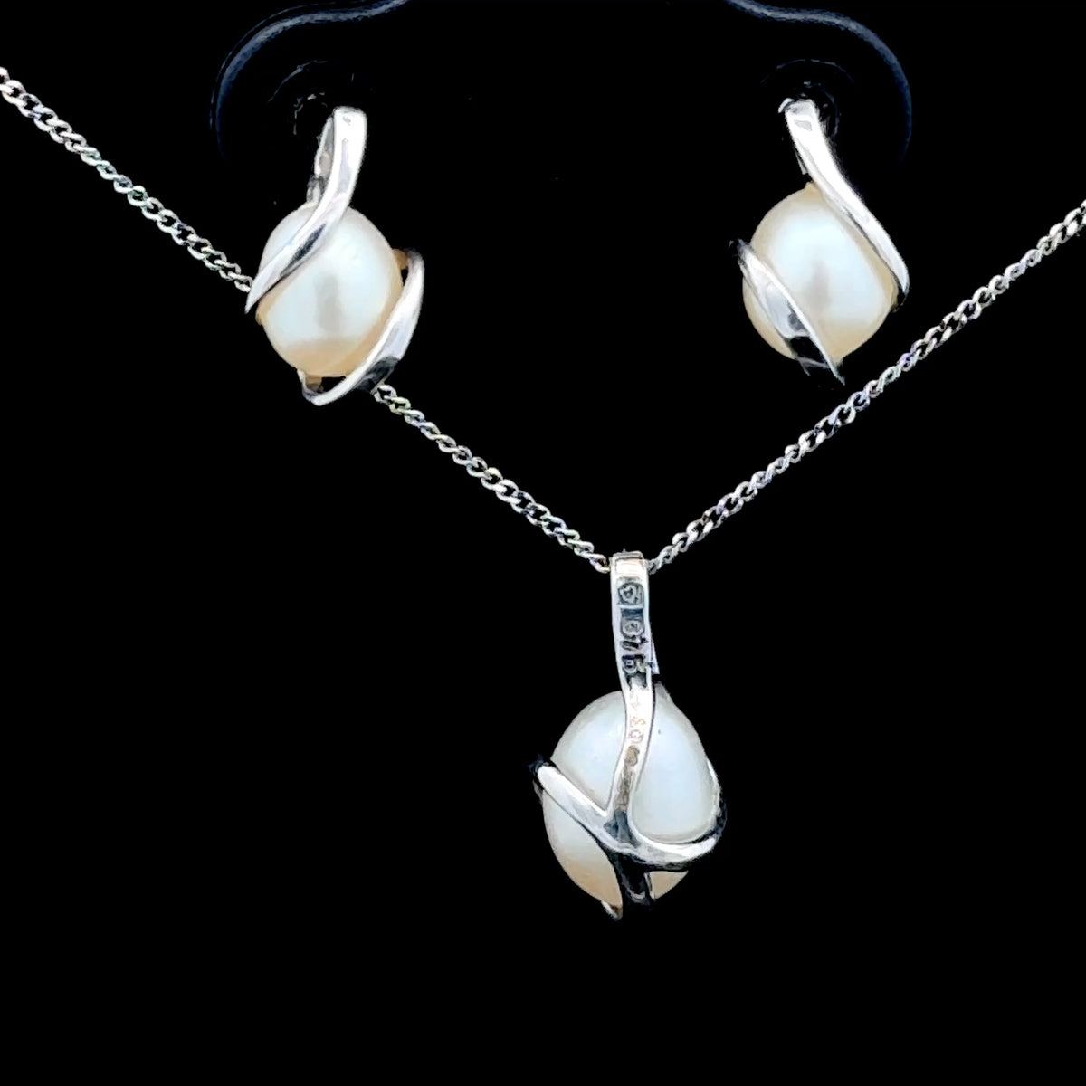 Stunning 9K White Gold Pearl Drop Studs & Pendant & Chain Set