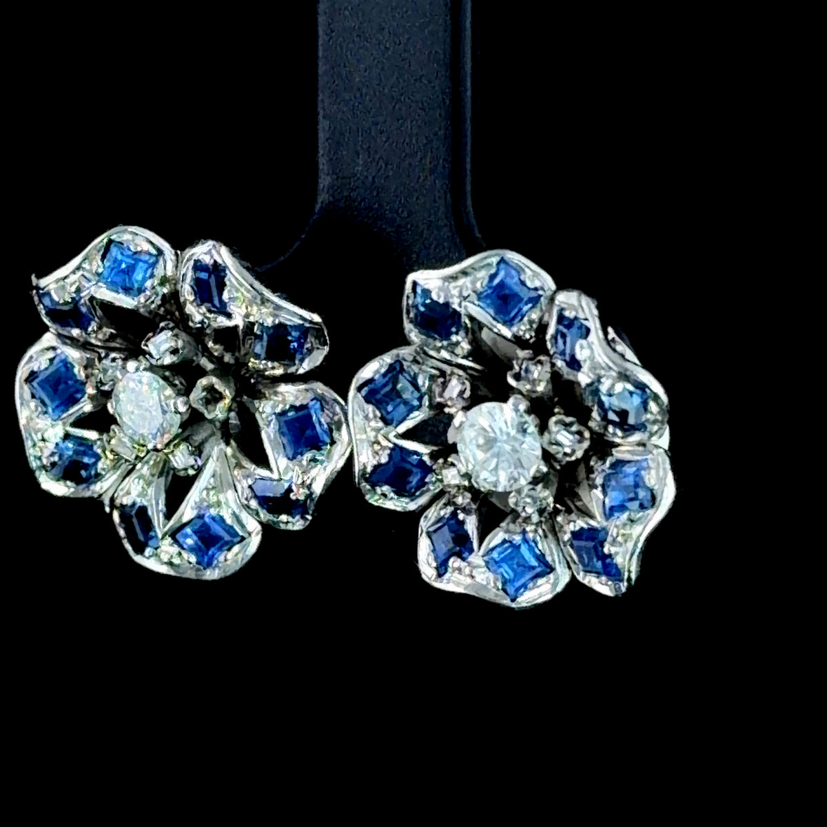 A Very Pretty Pair Of 9k White Gold Sapphire & Diamond Stud Earrings In The Shape Of Flowers Appx 0.5 Cts Of Diamonds & Appx 1.4 Cts Sapphires