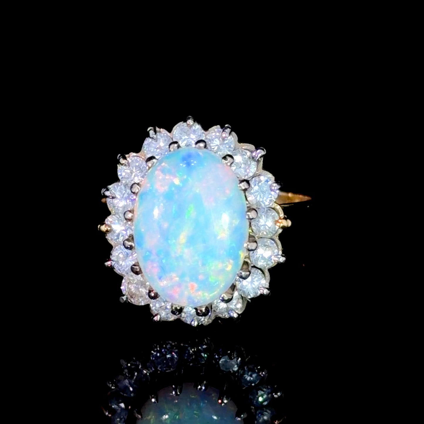 18k Yellow Gold Oval Opal & Diamond Halo Ring Dia 0.8 Cts