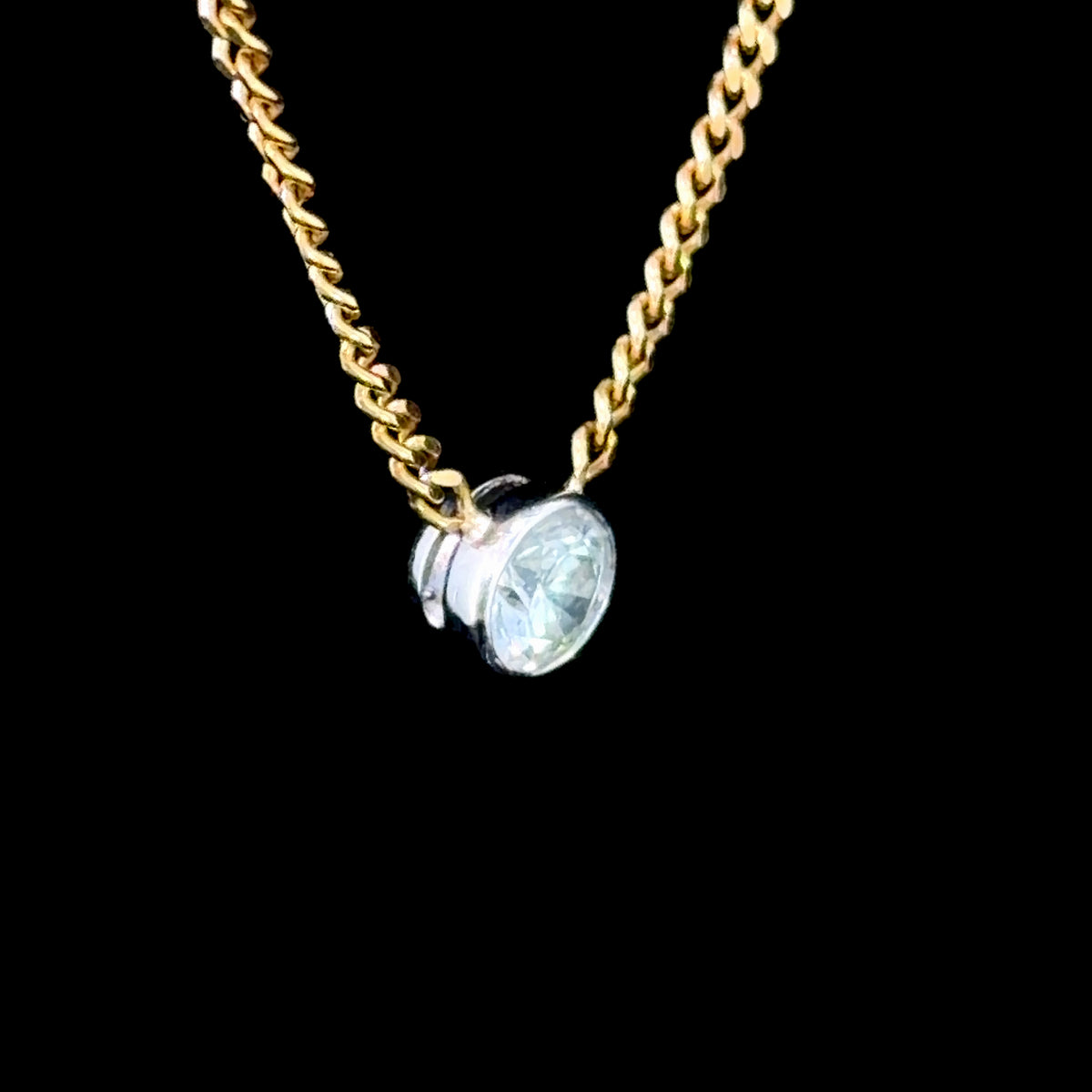 Lovely 18k Yellow Gold Bezel Set Diamond Pendant Suspended On A Curb Chain Of 16.5” In Length