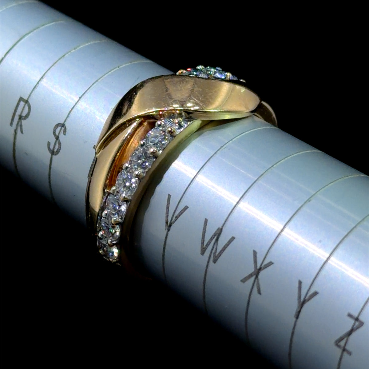 A Lovely 18k Yellow Gold Crossover Diamond Ring Appx 1.0 Cts