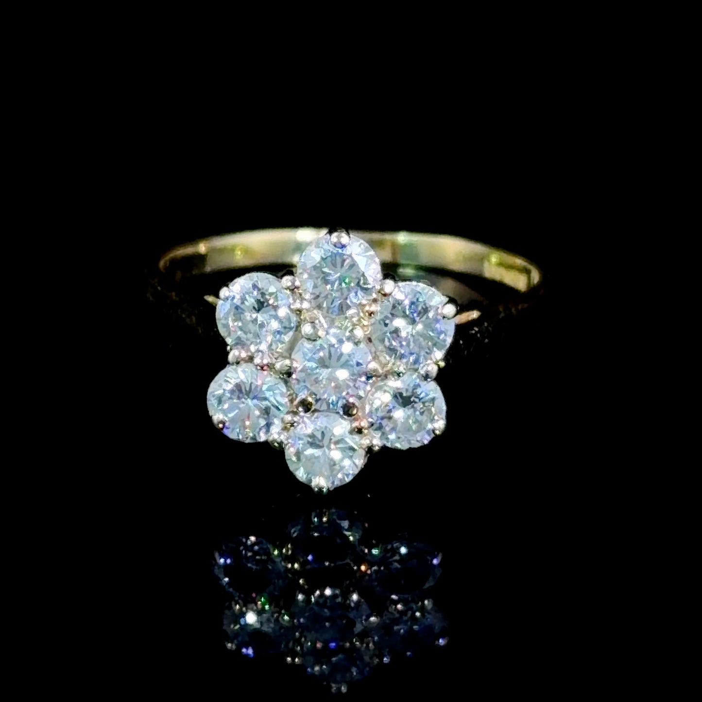 Lovely 18k Yellow Gold Diamond Daisy Ring Appx 0.9 Cts