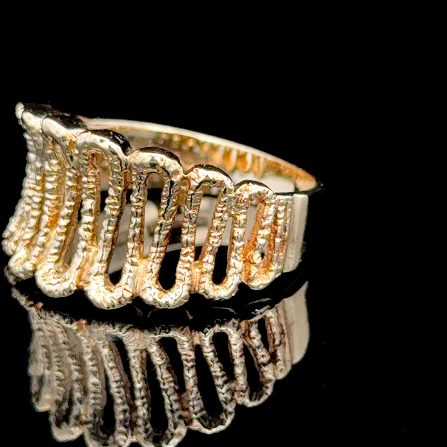9K Yellow Gold Wiggly Ring