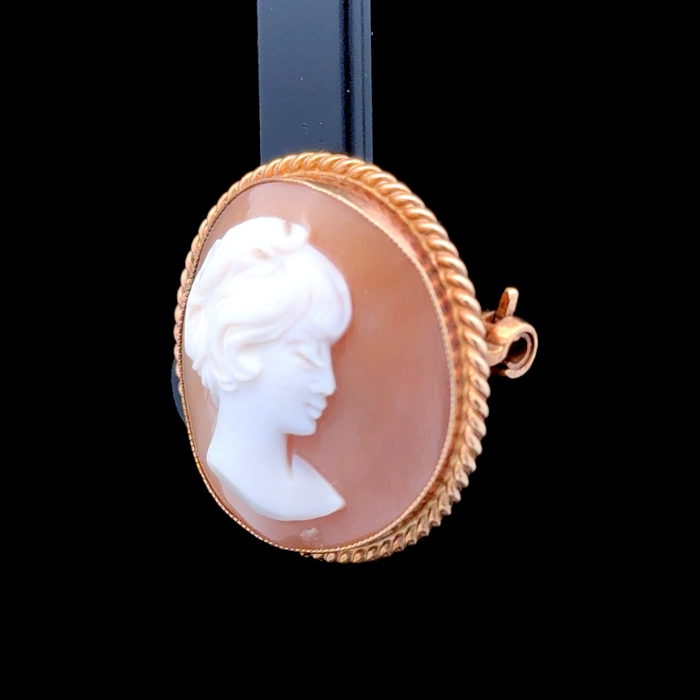 9K Yellow Gold Cameo Brooch