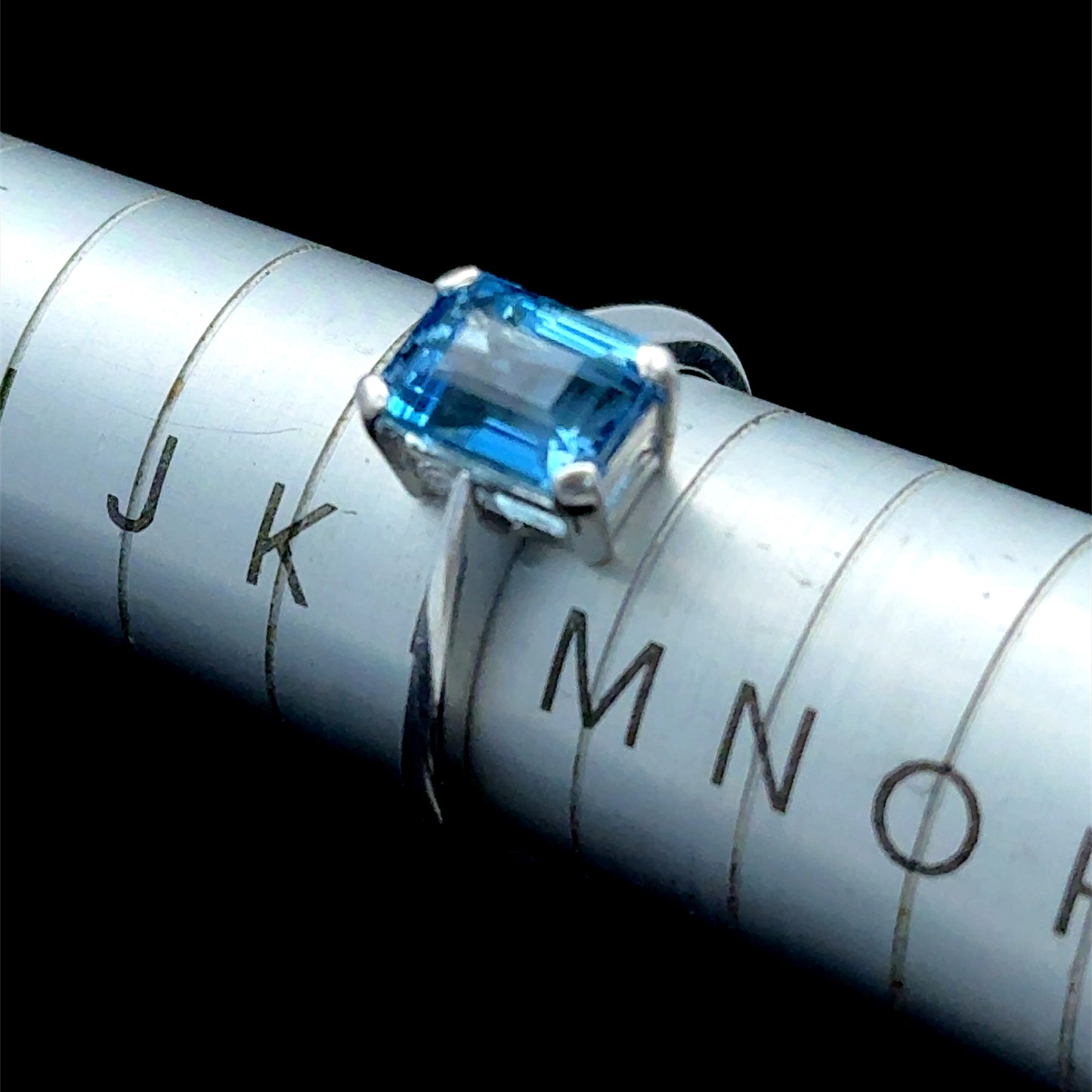 18K White Gold Aquamarine Ring
