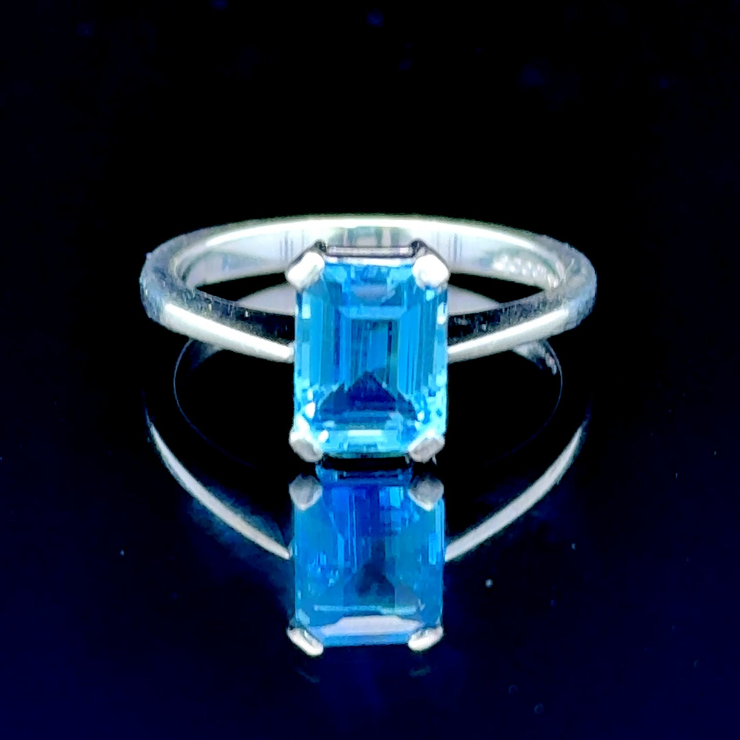 18K White Gold Aquamarine Ring