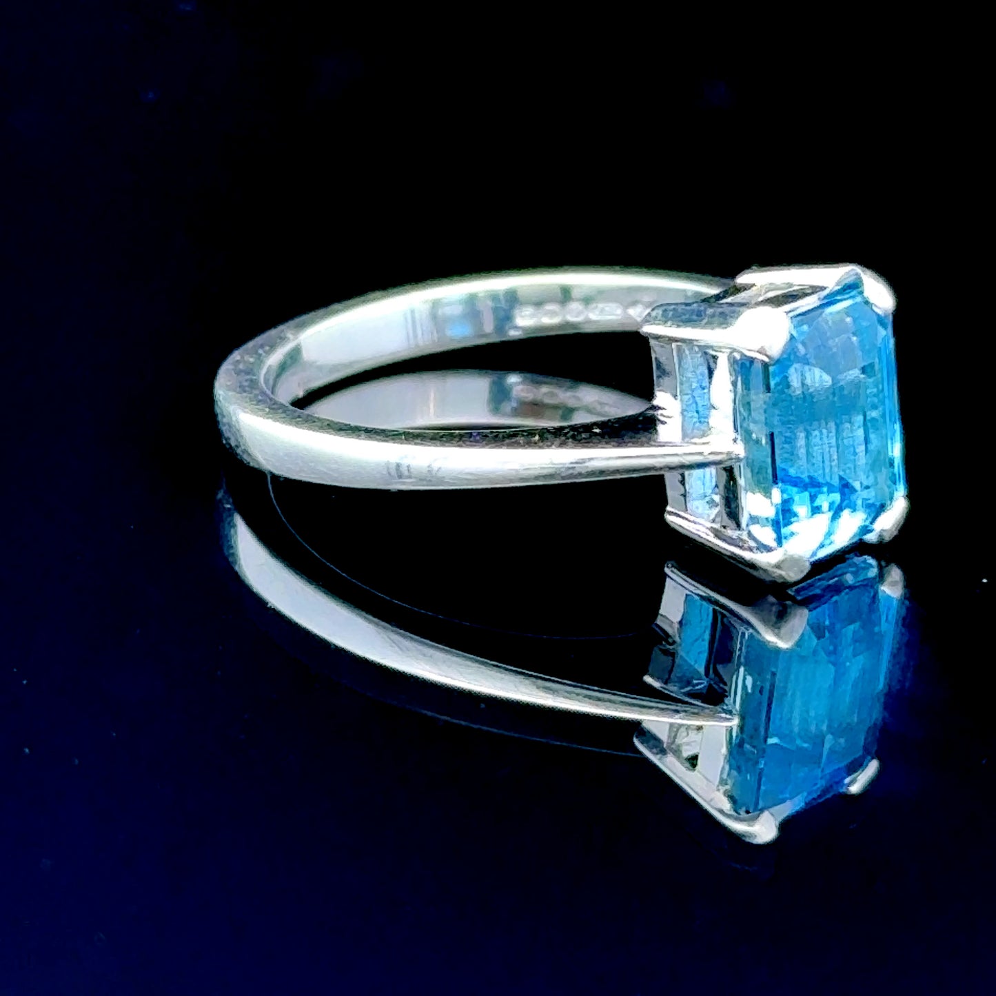 18K White Gold Aquamarine Ring