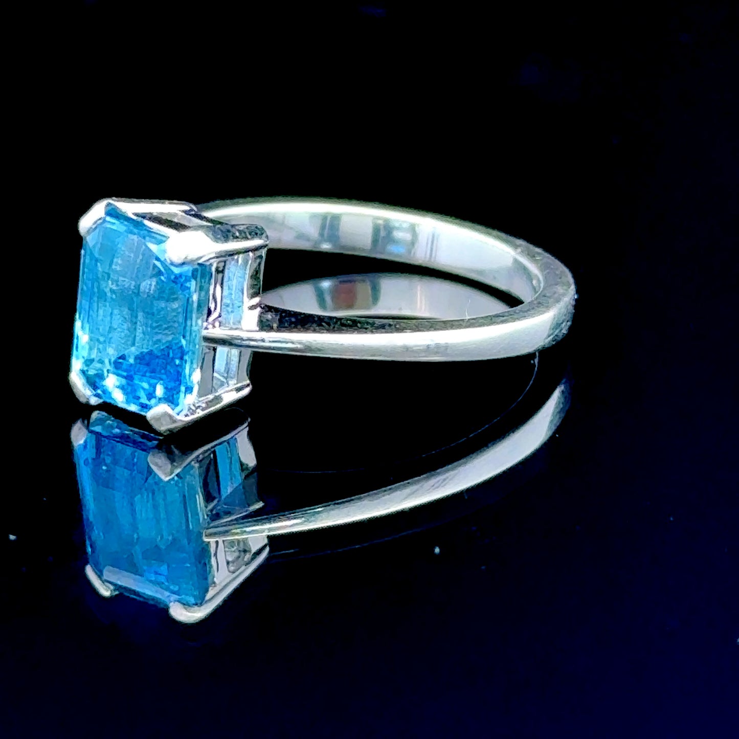 18K White Gold Aquamarine Ring