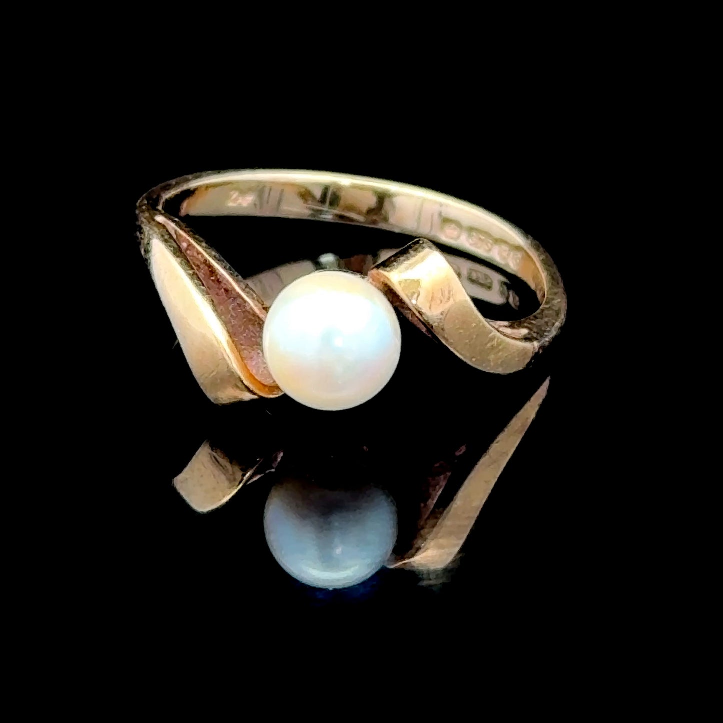 9K Gold Round Pearl solitair Ring Size J Can Be Sized