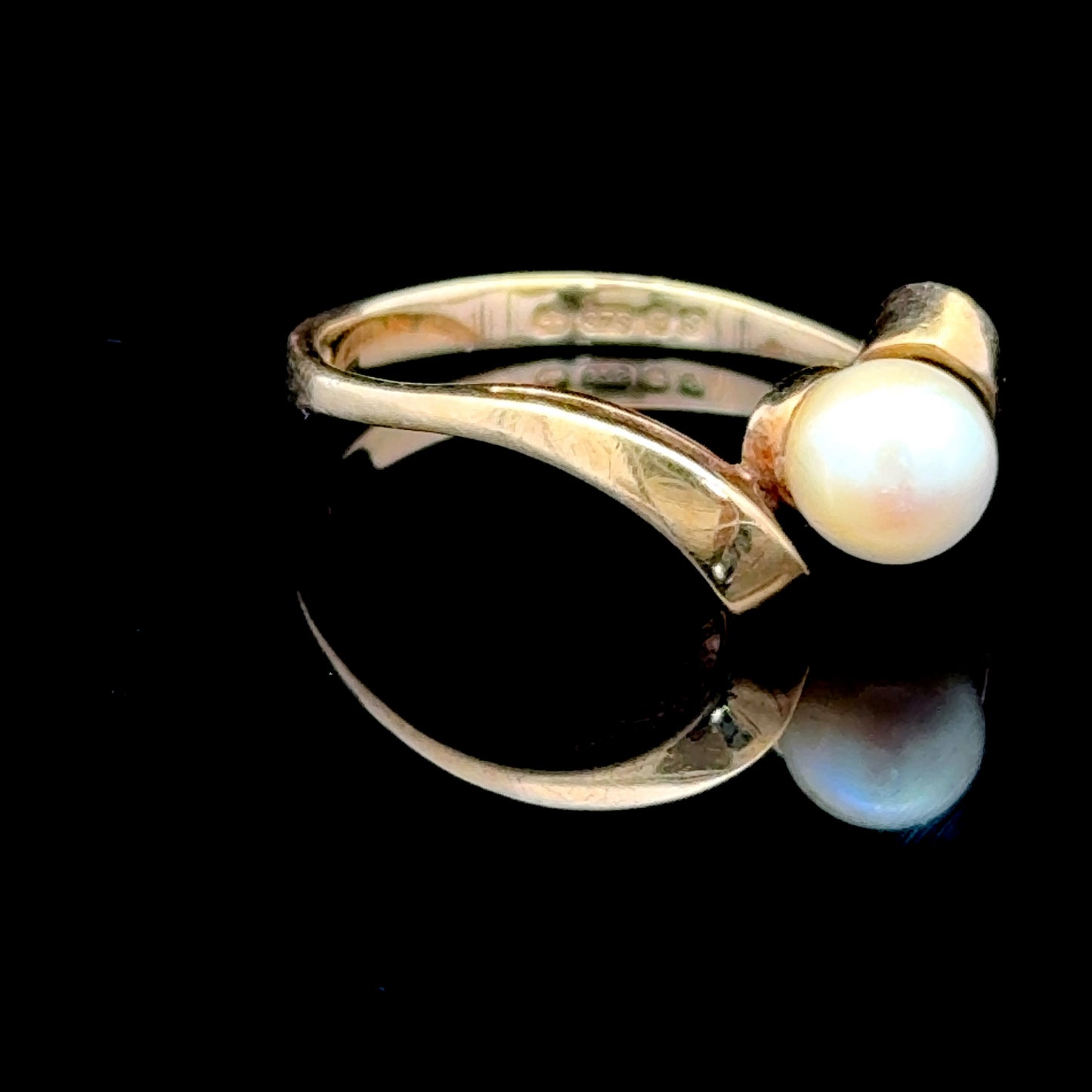 9K Gold Round Pearl solitair Ring Size J Can Be Sized