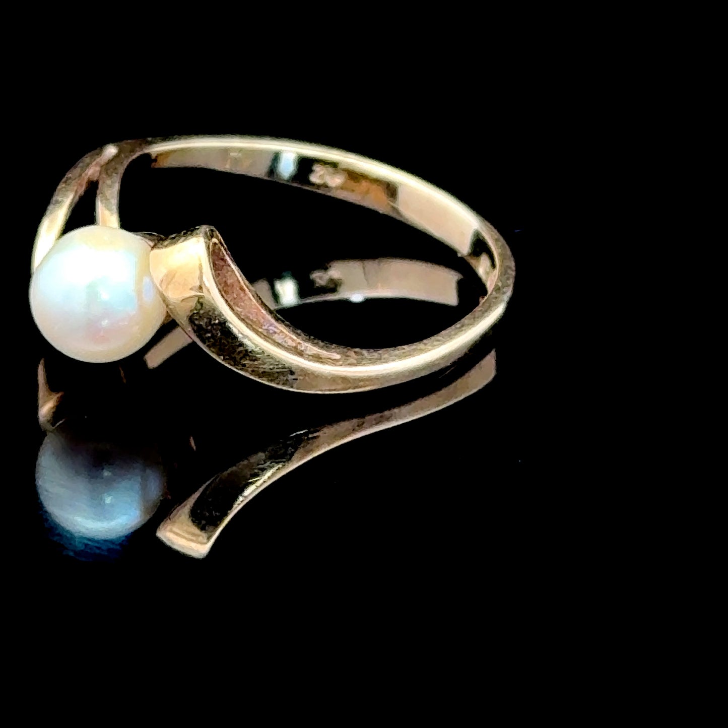 9K Gold Round Pearl solitair Ring Size J Can Be Sized