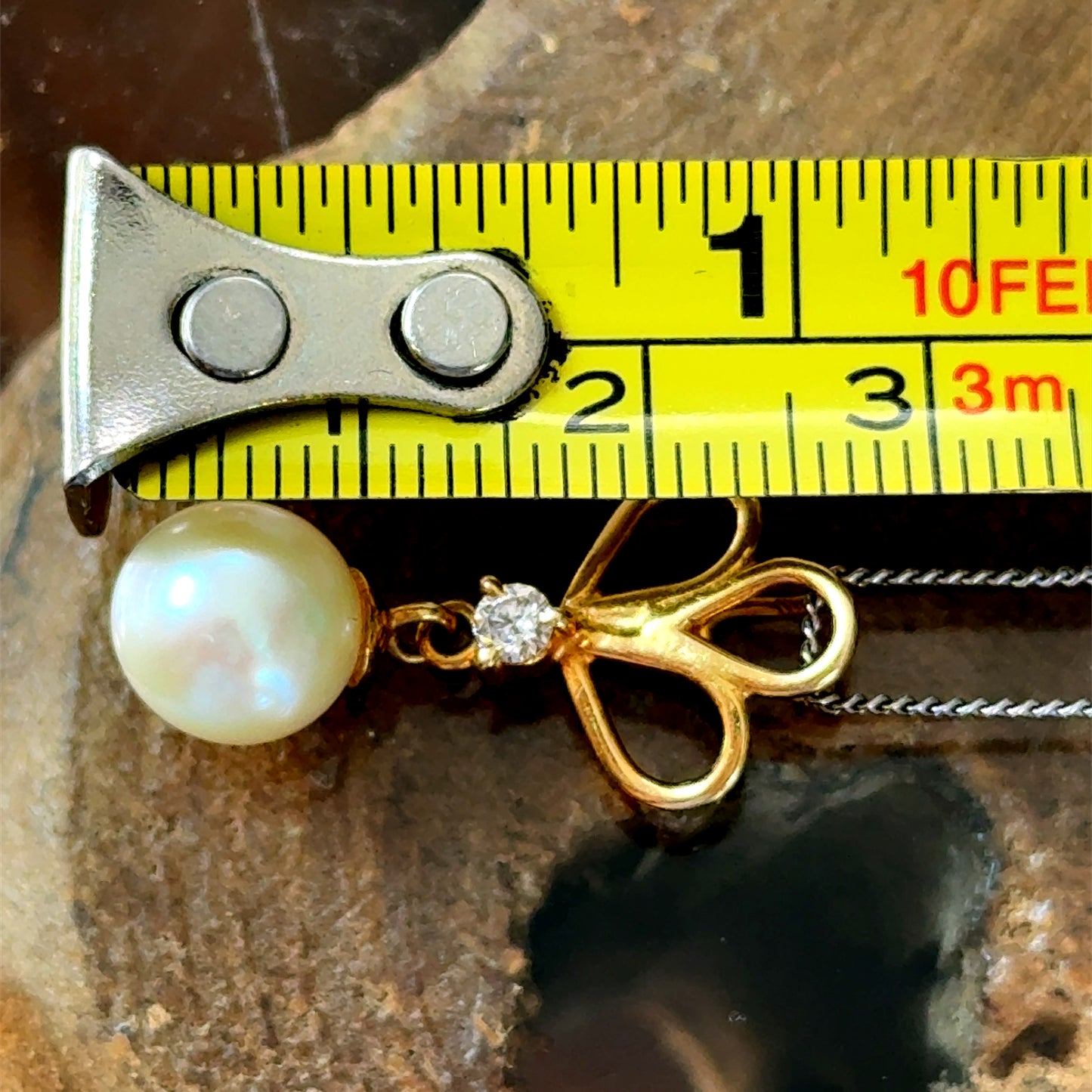 18K Gold Pendant with Round Pearl and Brilliant Diamond Accent