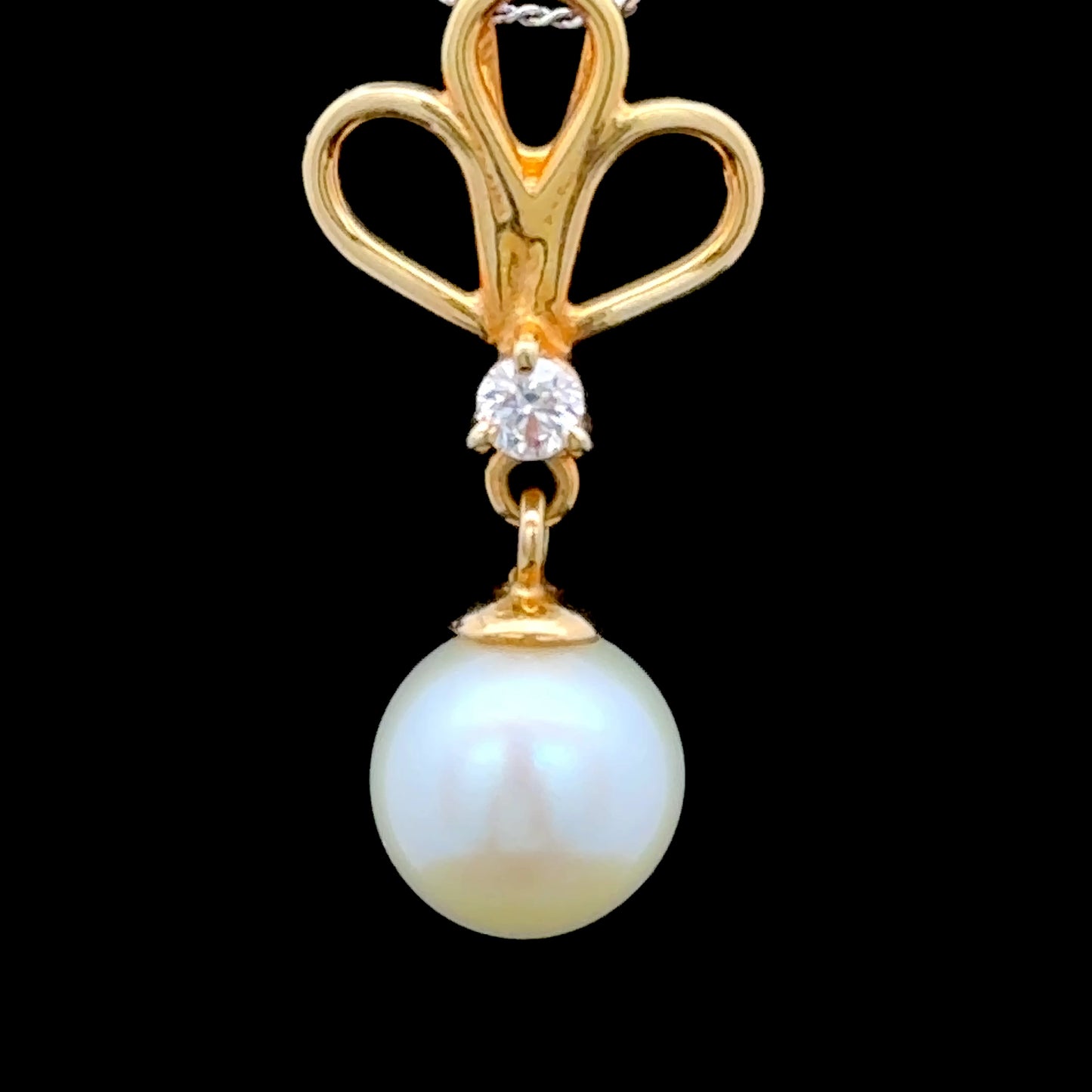 18K Gold Pendant with Round Pearl and Brilliant Diamond Accent