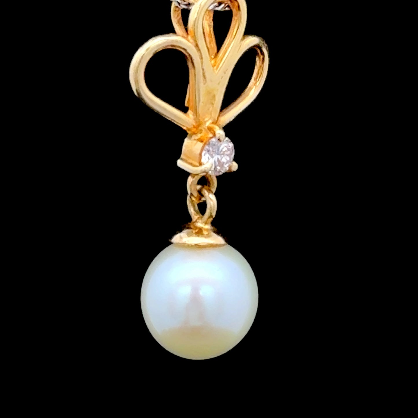 18K Gold Pendant with Round Pearl and Brilliant Diamond Accent