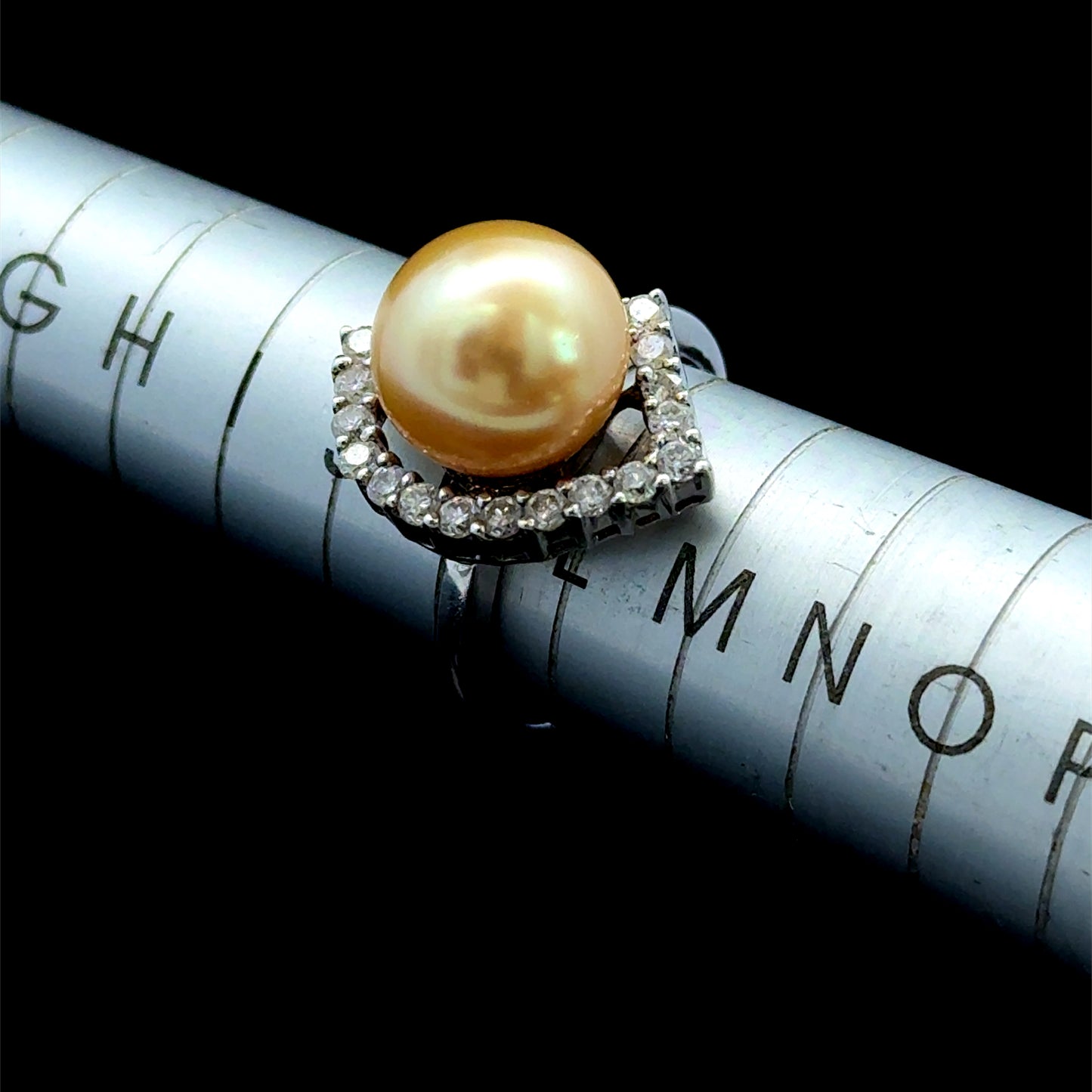 18K White Gold Modernist Pearl & Diamond Ring 0.65CTS
