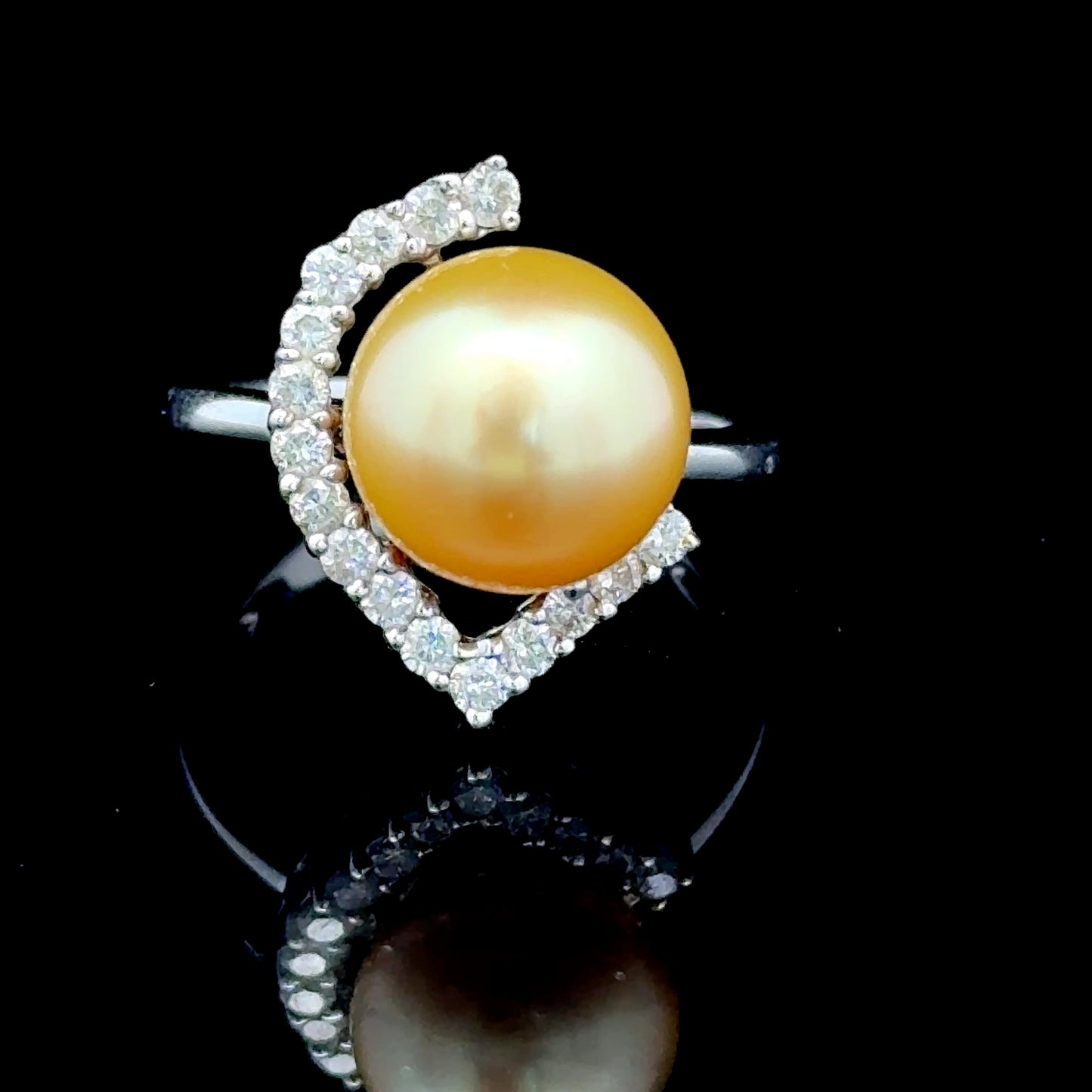 18K White Gold Modernist Pearl & Diamond Ring 0.65CTS