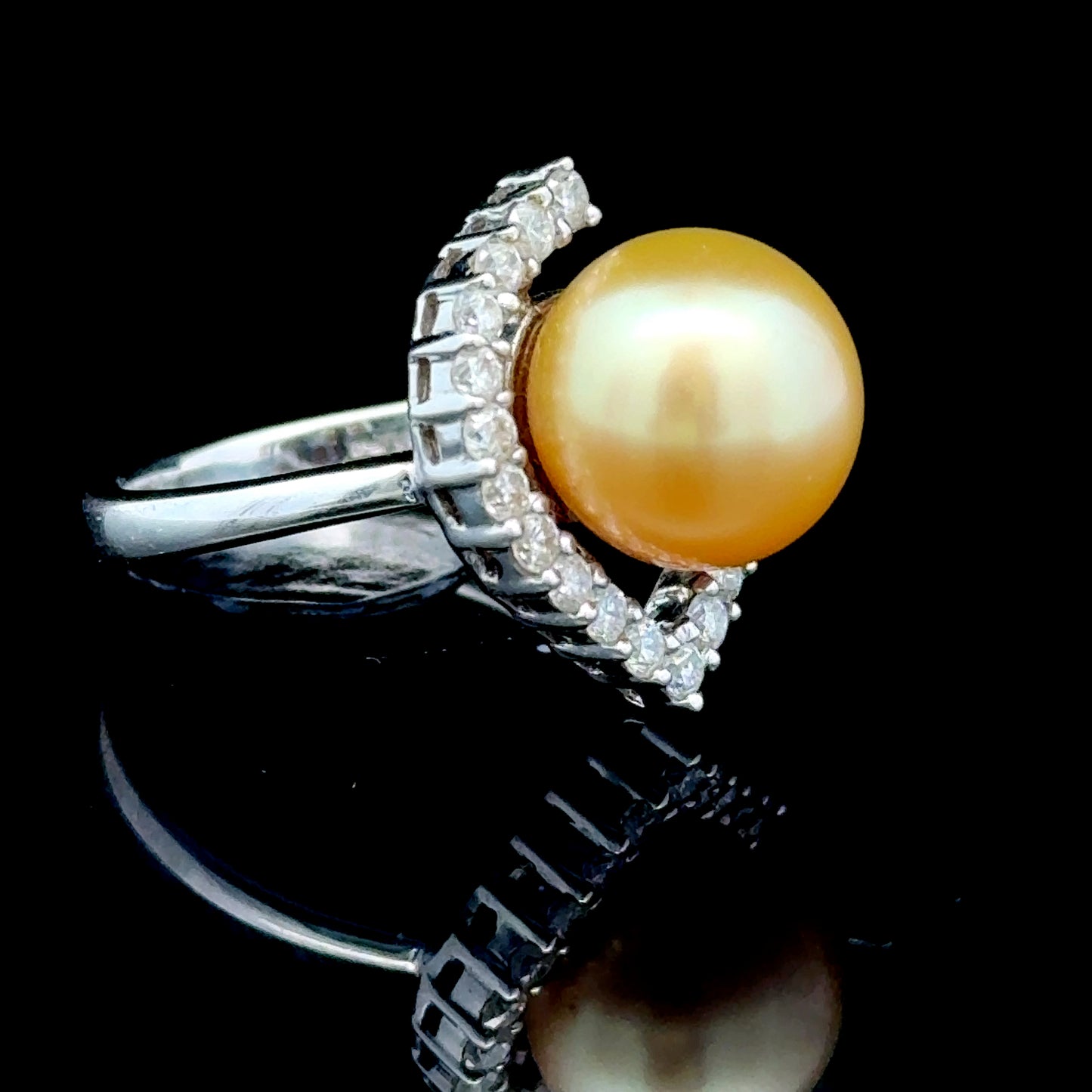 18K White Gold Modernist Pearl & Diamond Ring 0.65CTS