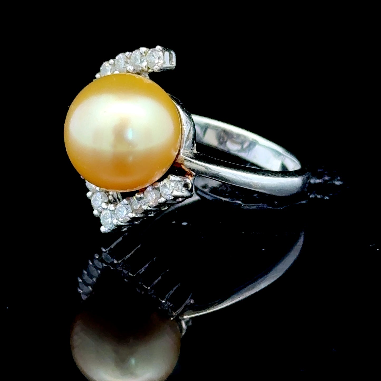 18K White Gold Modernist Pearl & Diamond Ring 0.65CTS