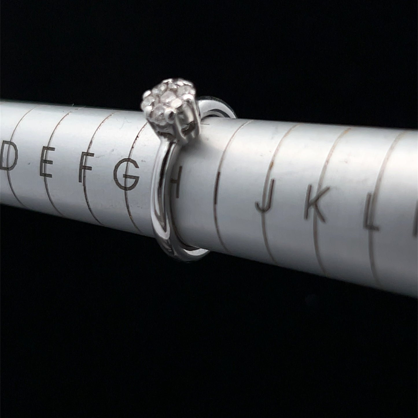 9K White Gold Diamond Daisy Ring APPX 0.25 CTS