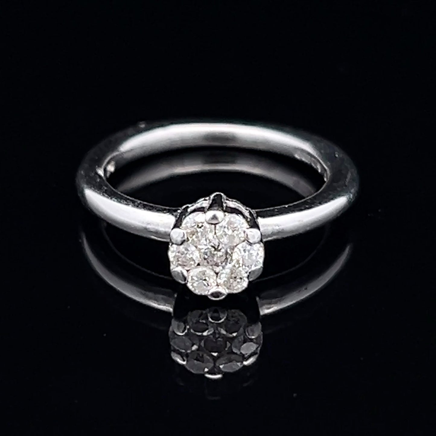 9K White Gold Diamond Daisy Ring APPX 0.25 CTS