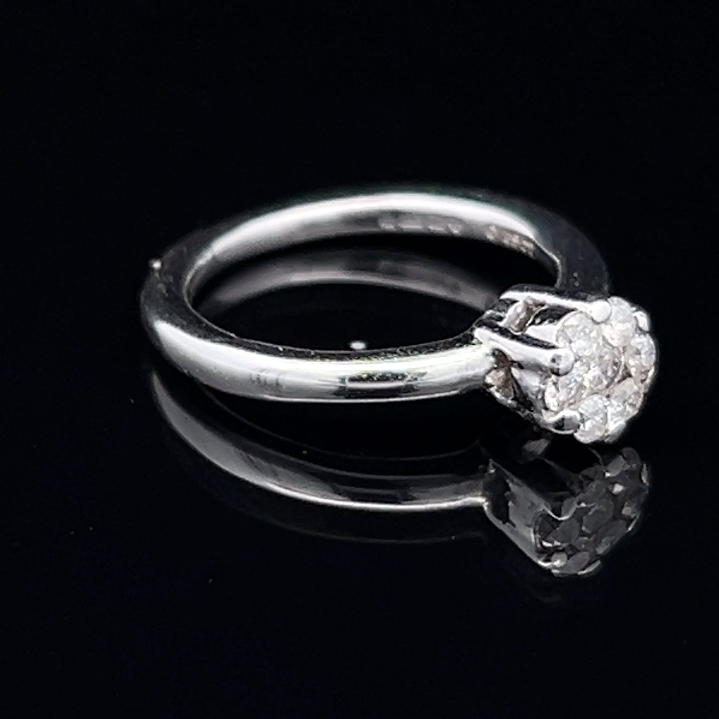 9K White Gold Diamond Daisy Ring APPX 0.25 CTS
