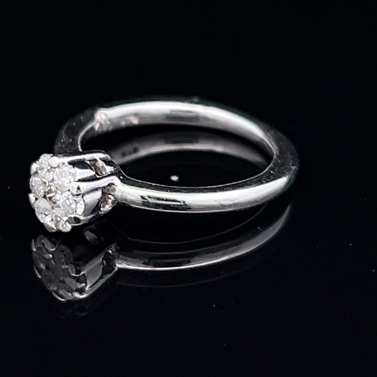 9K White Gold Diamond Daisy Ring APPX 0.25 CTS
