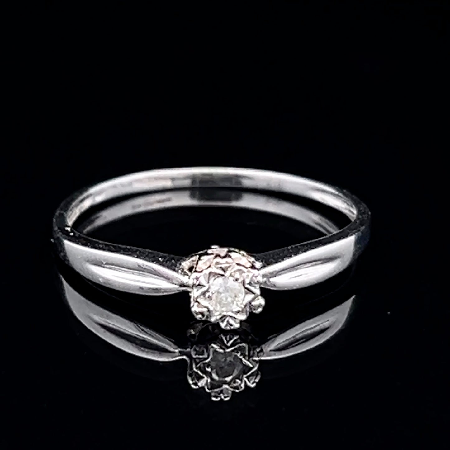 9K White Gold Diamond Ring