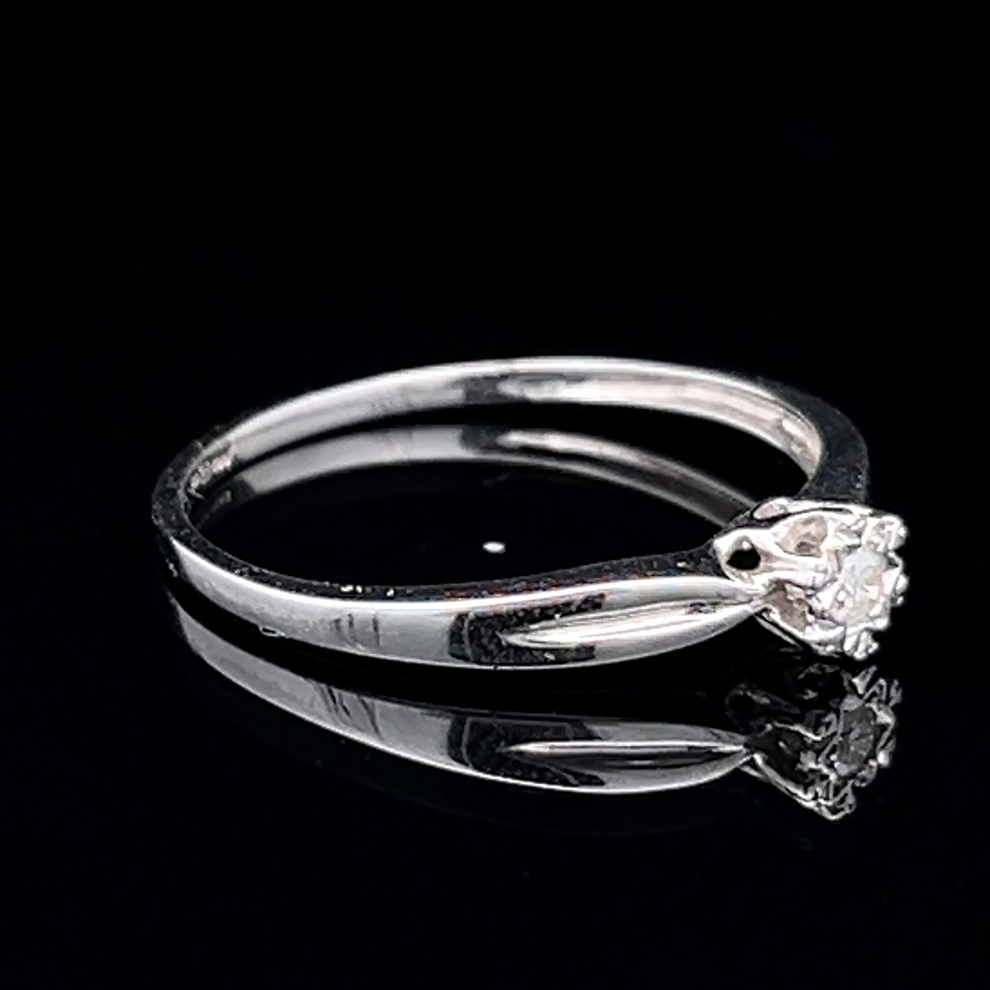 9K White Gold Diamond Ring