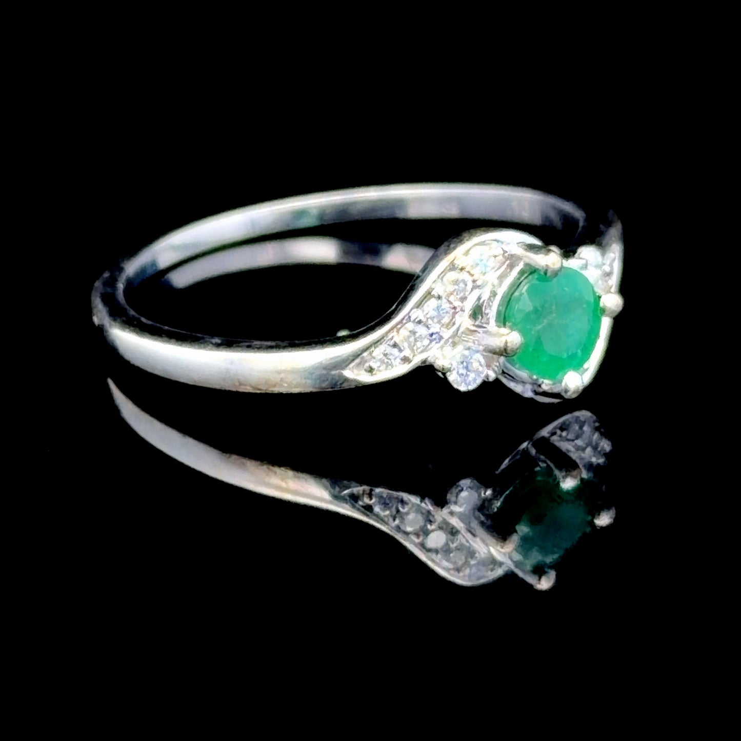 9K White Gold Green Stone Ring