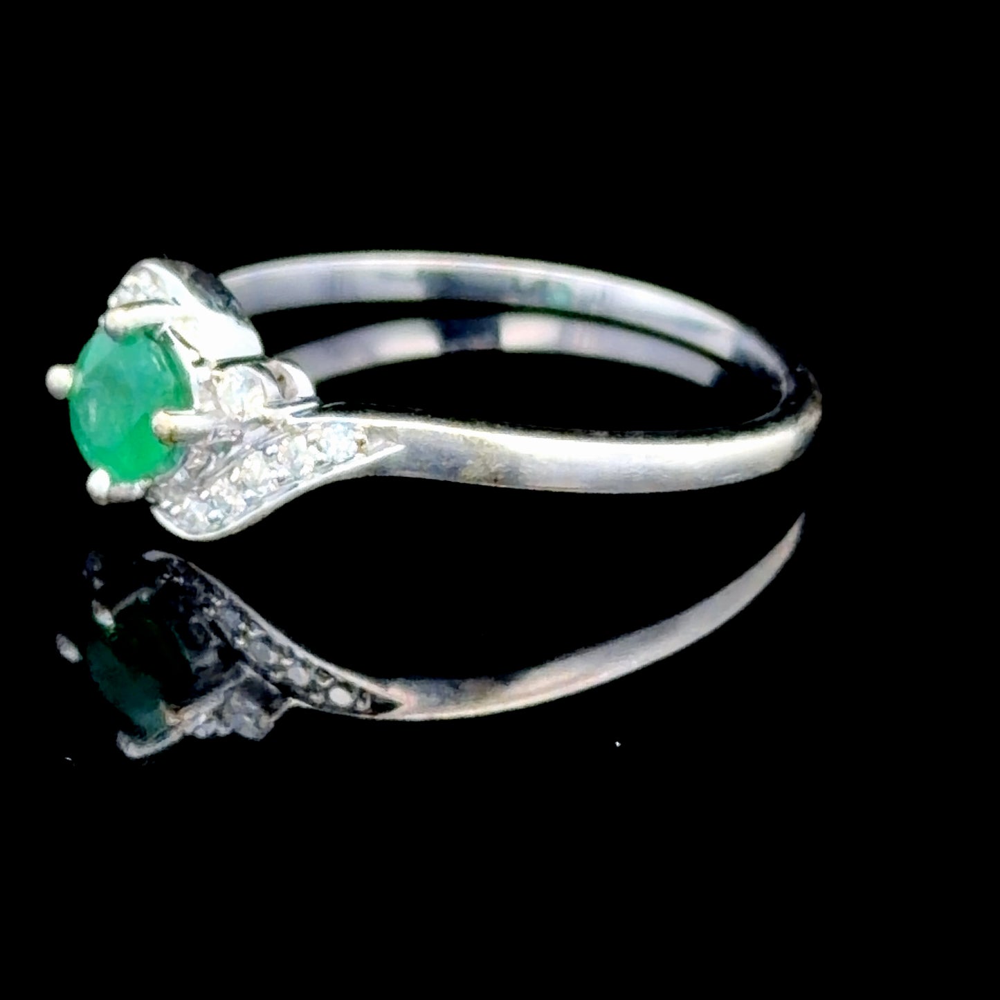 9K White Gold Green Stone Ring