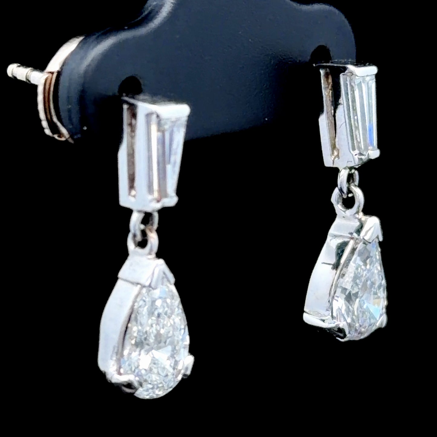 18K White Gold Pear Diamond & Baguette Diamond Drop Earring