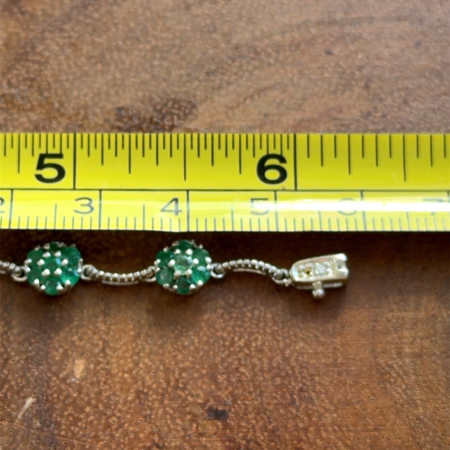 9K White Gold Emerald Daisy Bracelet