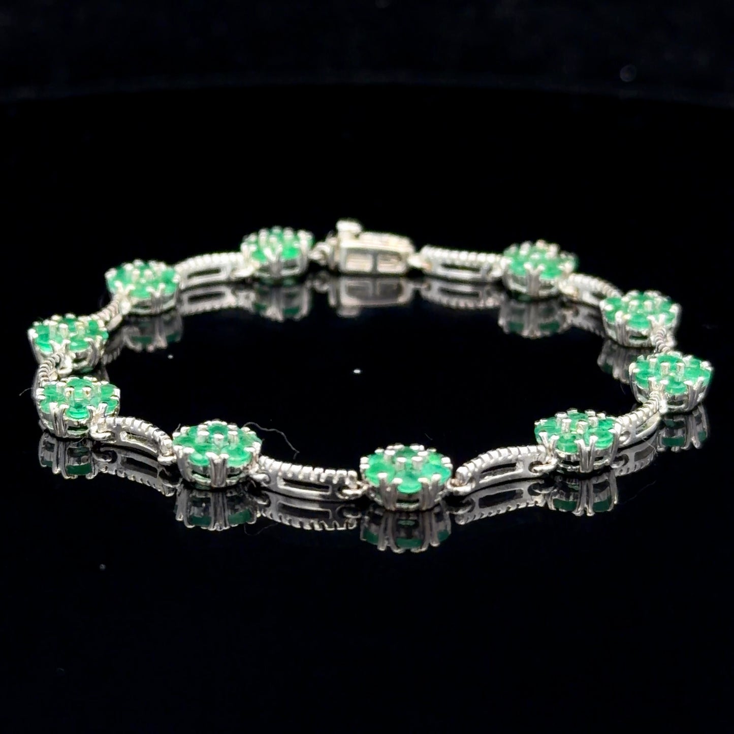 9K White Gold Emerald Daisy Bracelet