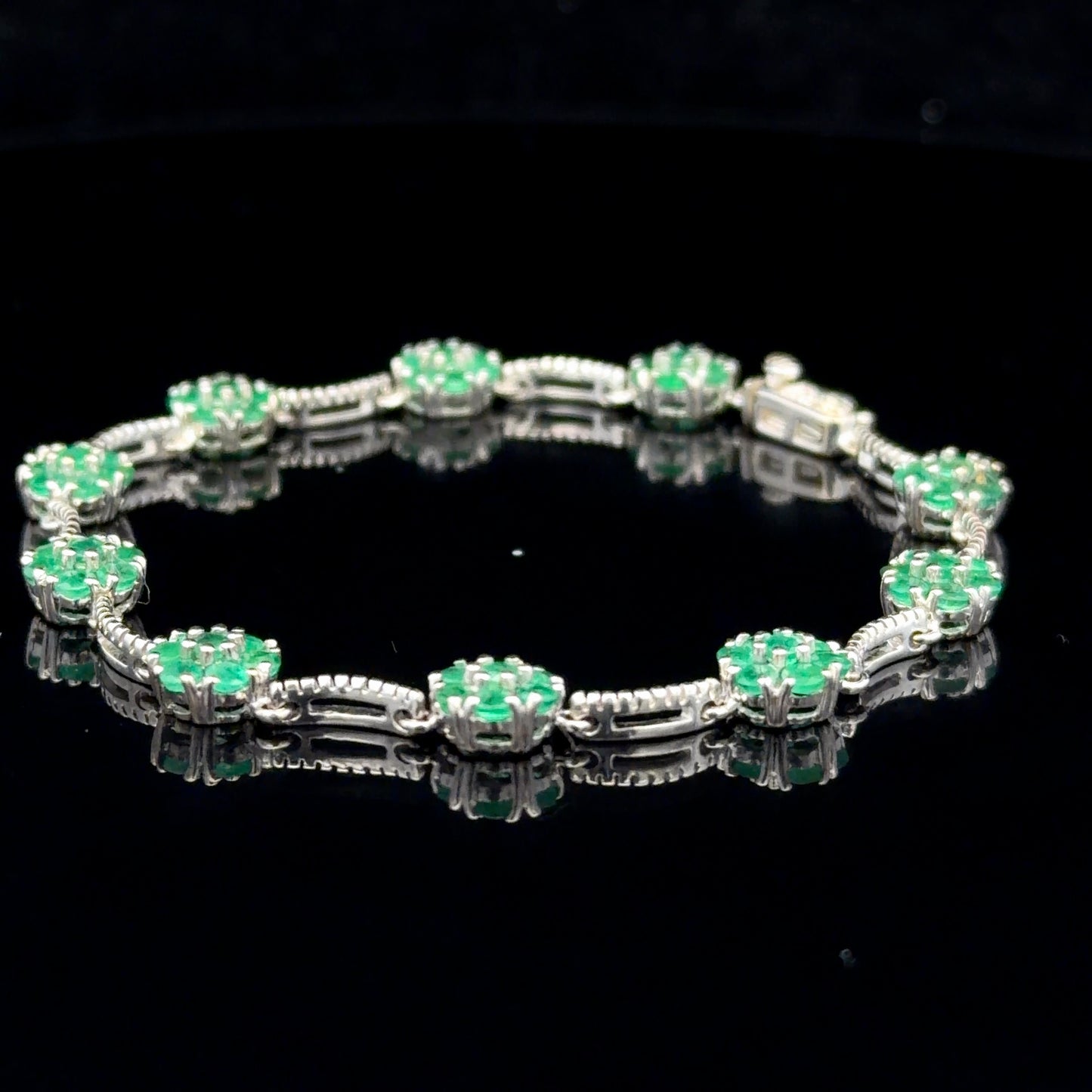 9K White Gold Emerald Daisy Bracelet