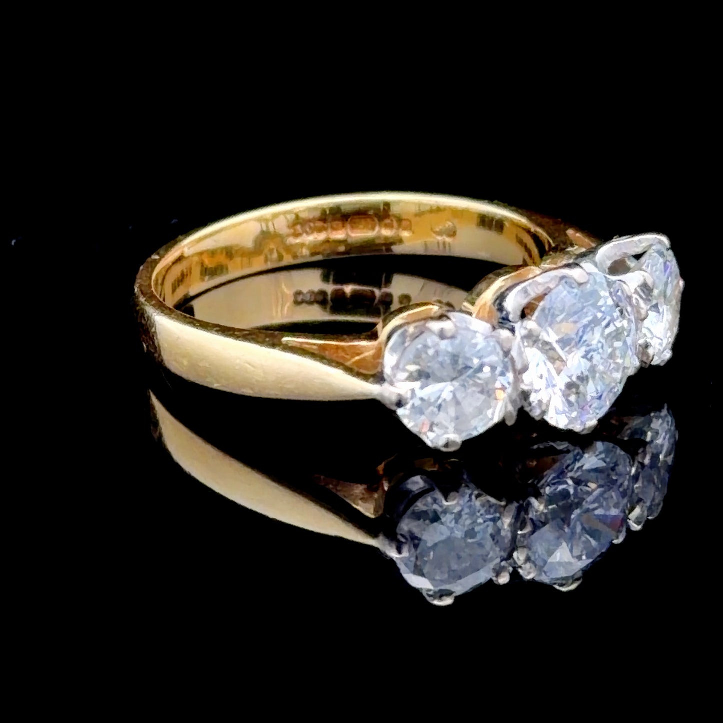 Stunning 18K Yellow Gold Diamond 3 Stone Trilogy Ring Appx 2 Cts Total